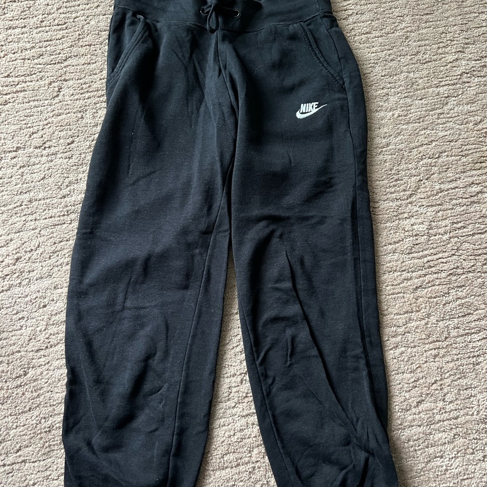 Cropped Nike joggers